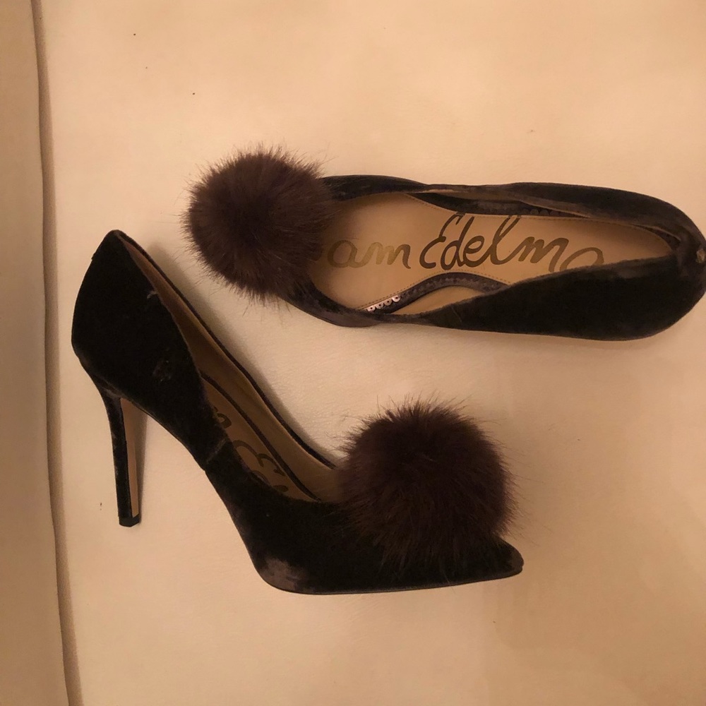 Felt textured pumps with a fuzzy ball😍